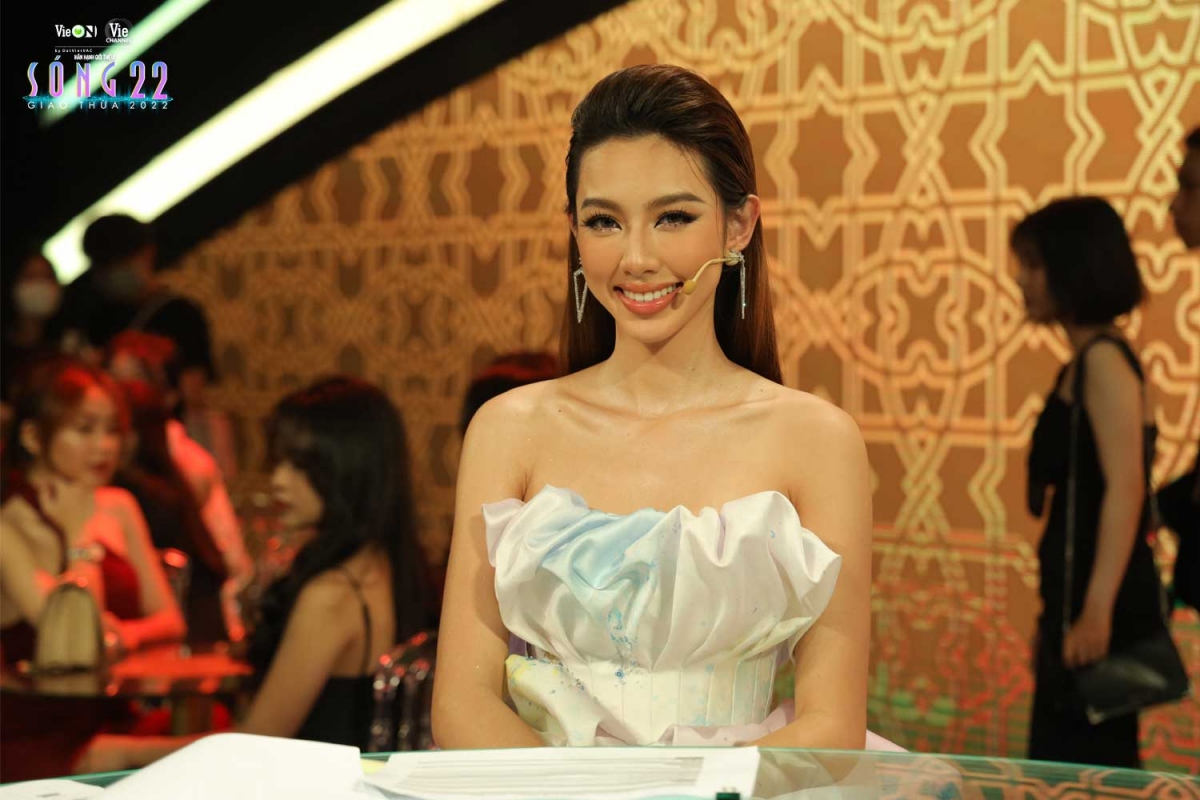 Hoa hậu Thuỳ Tiên lần đầu làm MC, nói tiếng Thái trong chương trình Tết "Sóng 22"